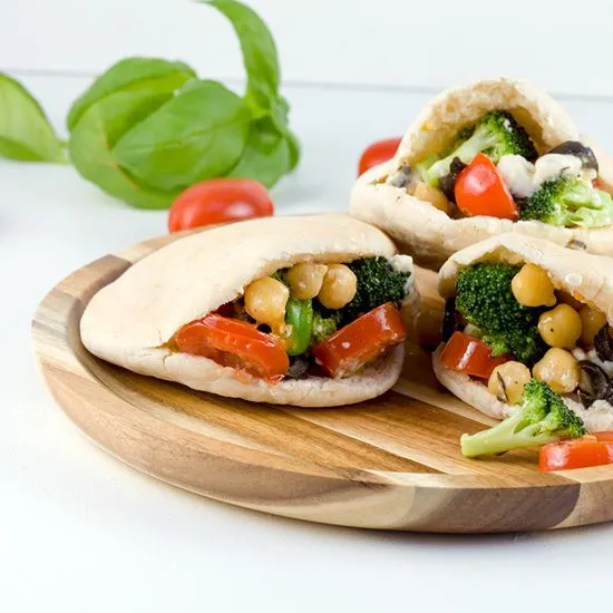 Recipe: Mini pitas with chickpeas and broccoli