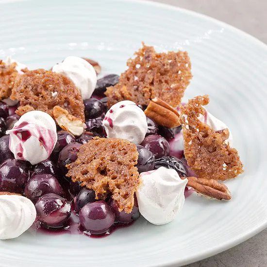 Recipe: Sweet and sour warm grapes with mini meringues