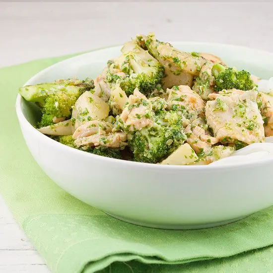 Recipe: Salmon with arugula pesto and rice noodles