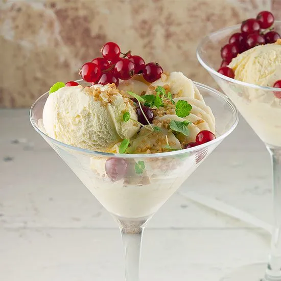 Recipe: Vanilla ice cream with banana and red currants