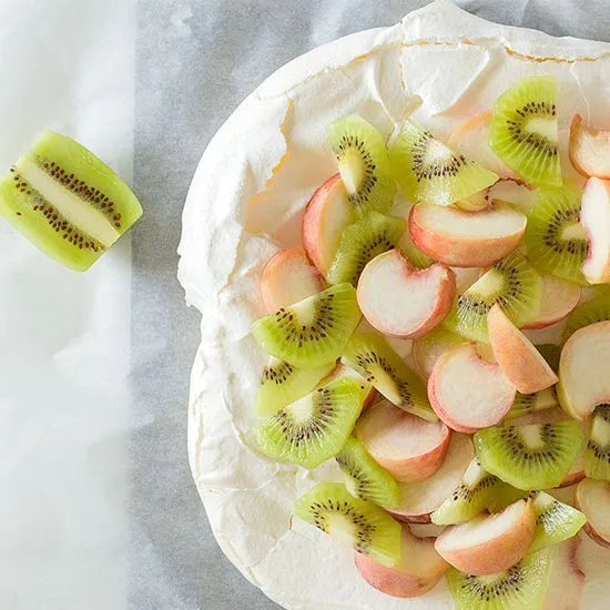 Recipe: Pavlova with peaches and kiwi