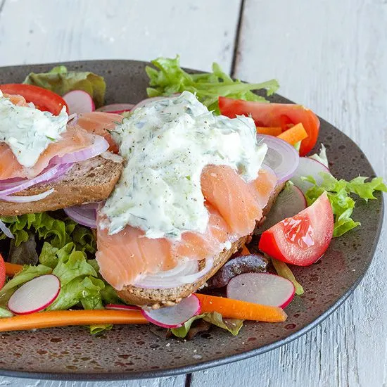 Recipe: Smoked salmon and cucumber cream cheese sandwich