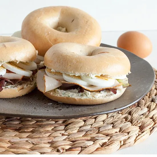 Recipe: Bagel with cream cheese, egg and smoked turkey