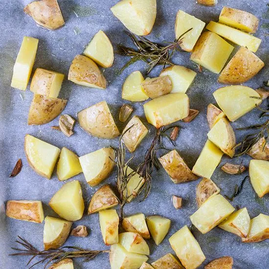 Recipe: Oven baked potato wedges with rosemary and garlic