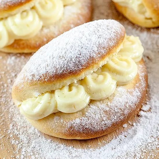 Recipe: Dutch vanilla cream rolls (puddingbroodjes)