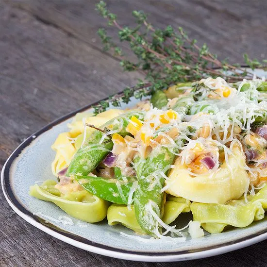 Recipe: Tortellini bicolore with manchego and sugar snaps