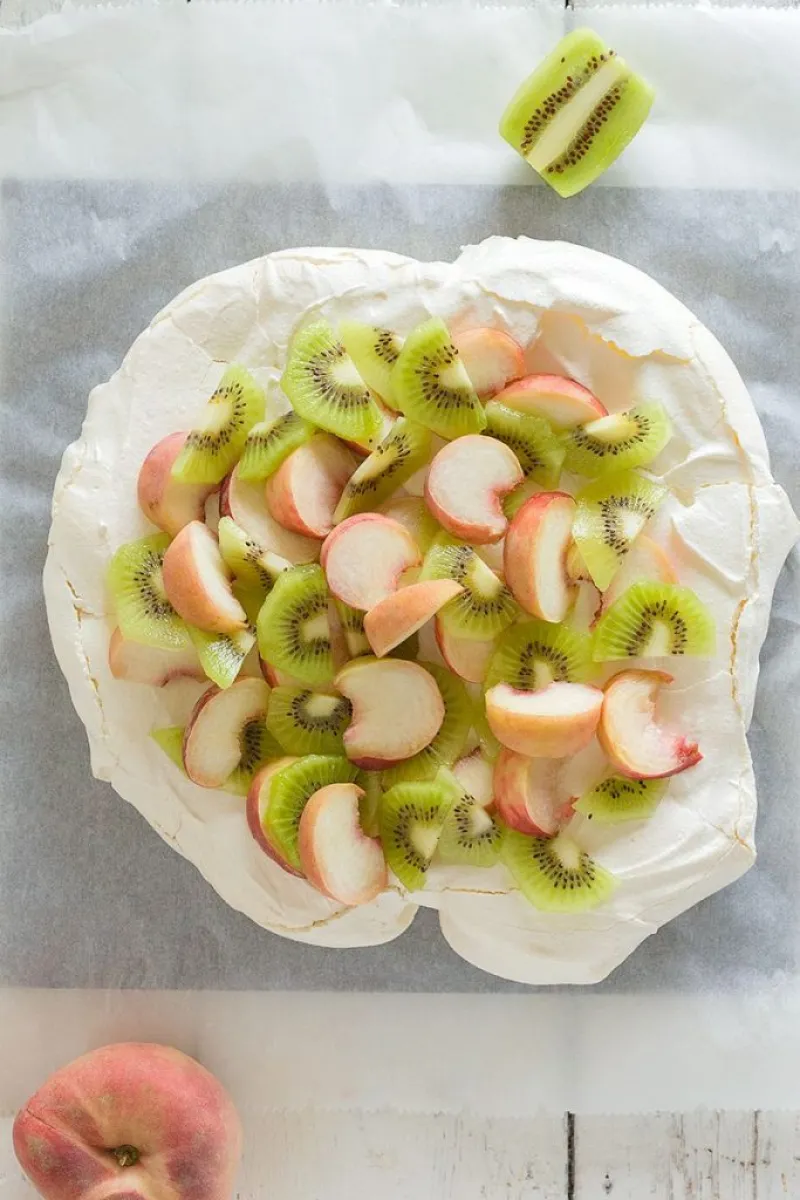 Pavlova with peaches and kiwi