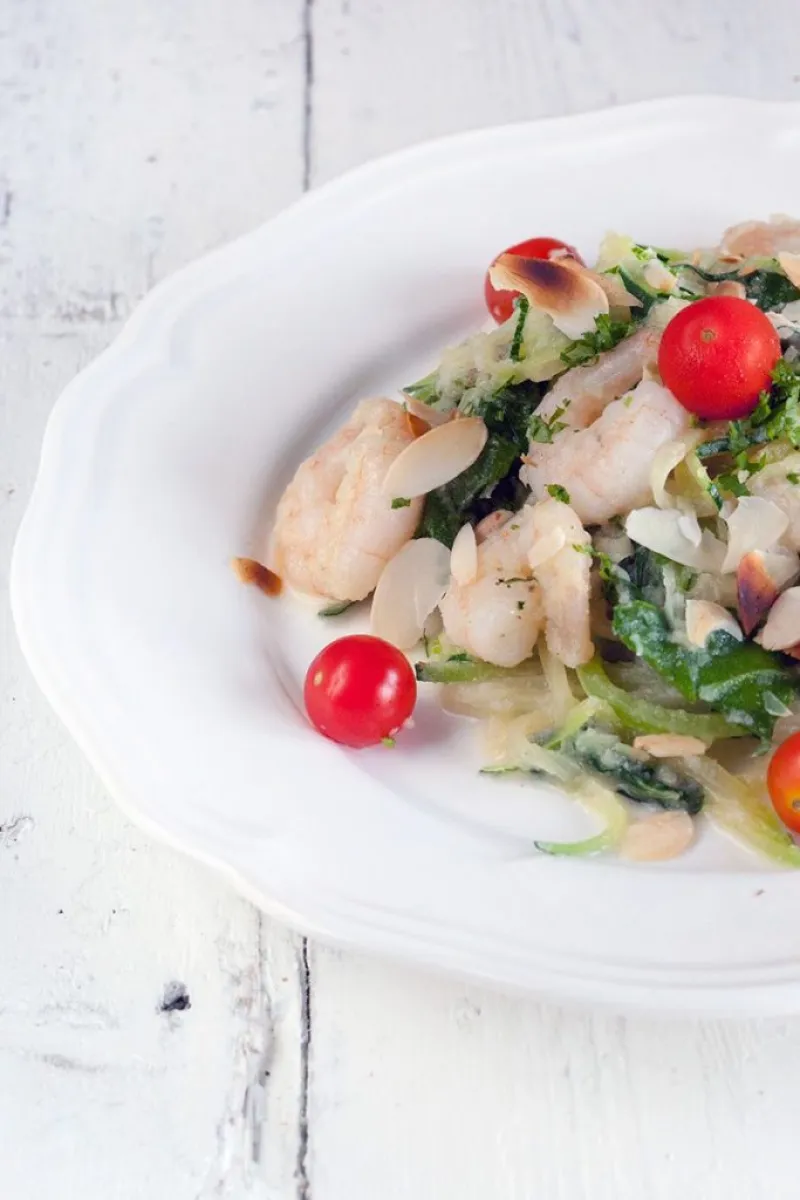 Zucchini spaghetti with shrimps and creamy cauliflower