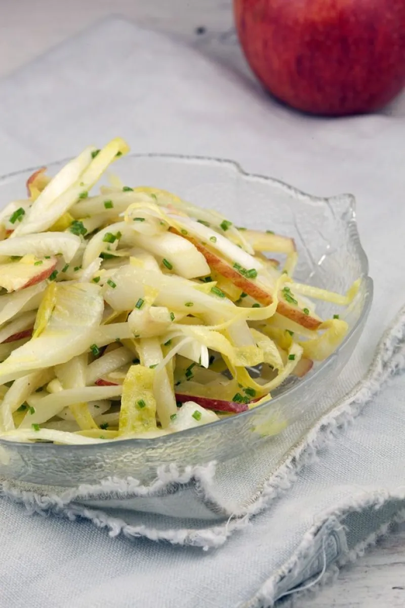 Easy chicory and apple salad