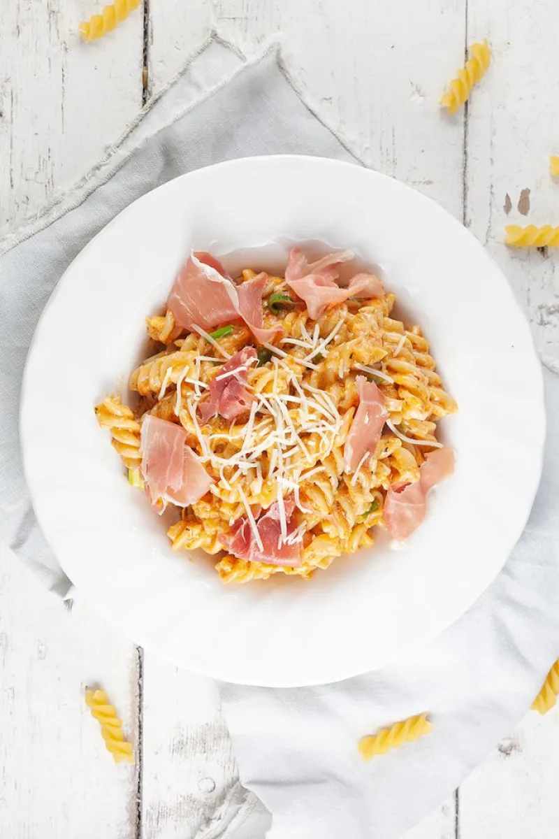 Red pesto pasta with Serrano ham