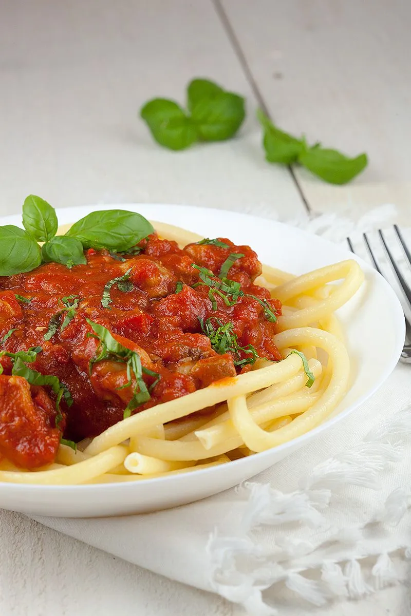 Spicy tomato and chicken thighs pasta