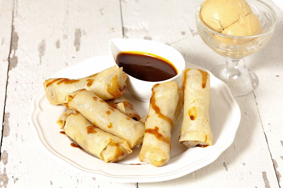 Banana spring rolls with caramel sauce