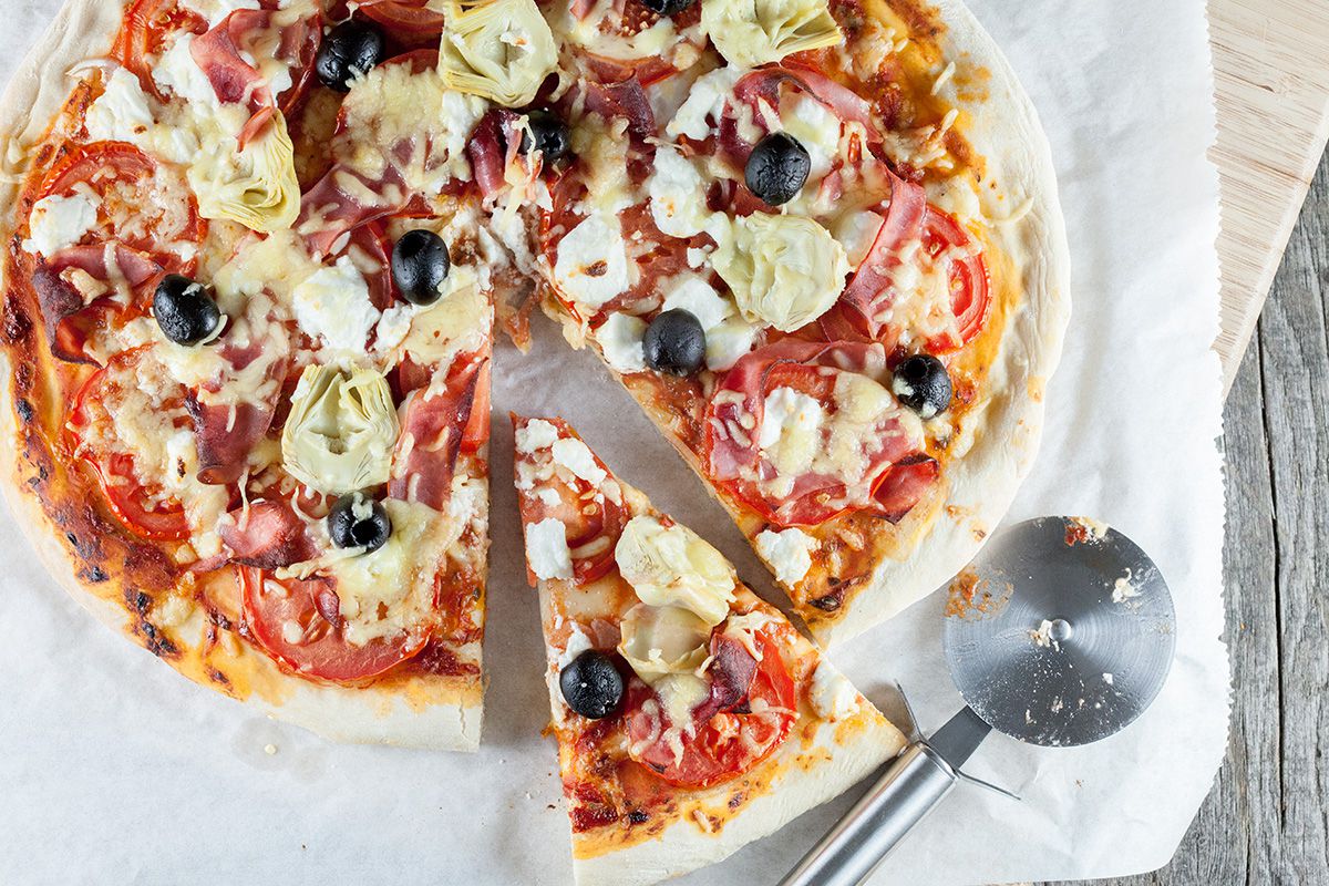 Goat cheese and tomato pizza
