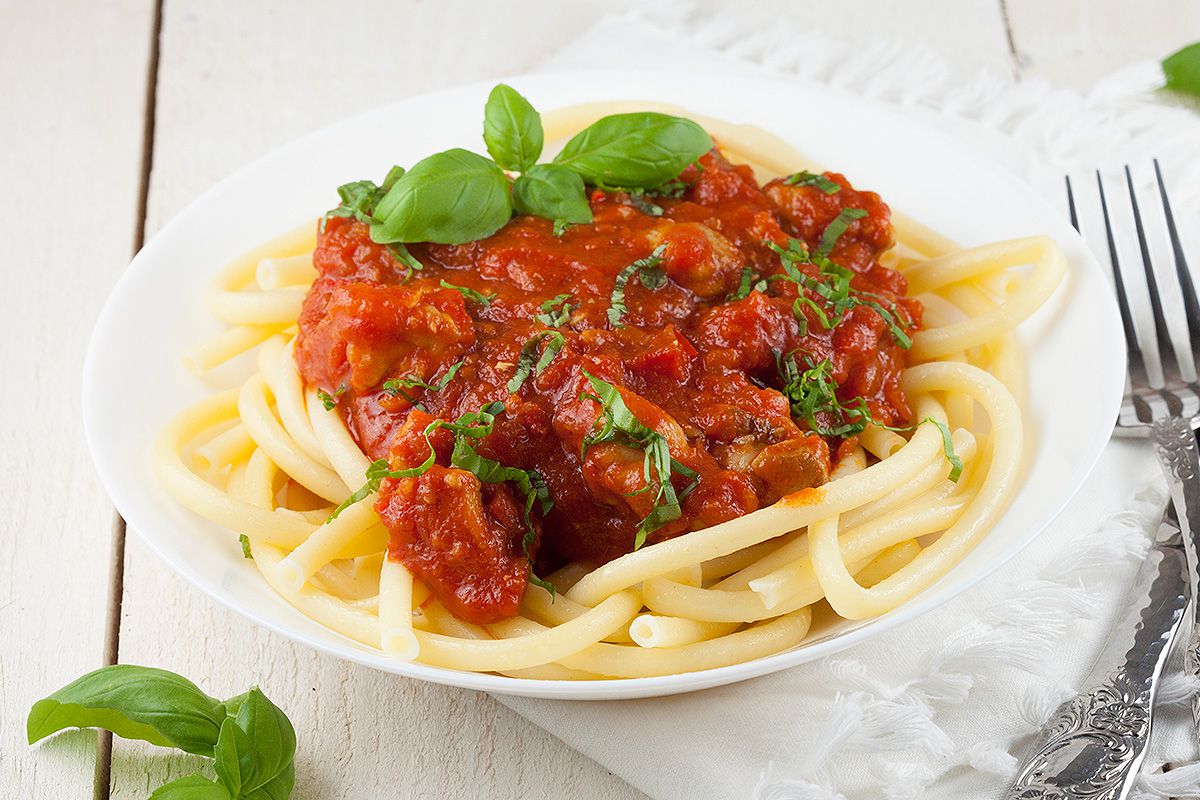 Spicy tomato and chicken thighs pasta