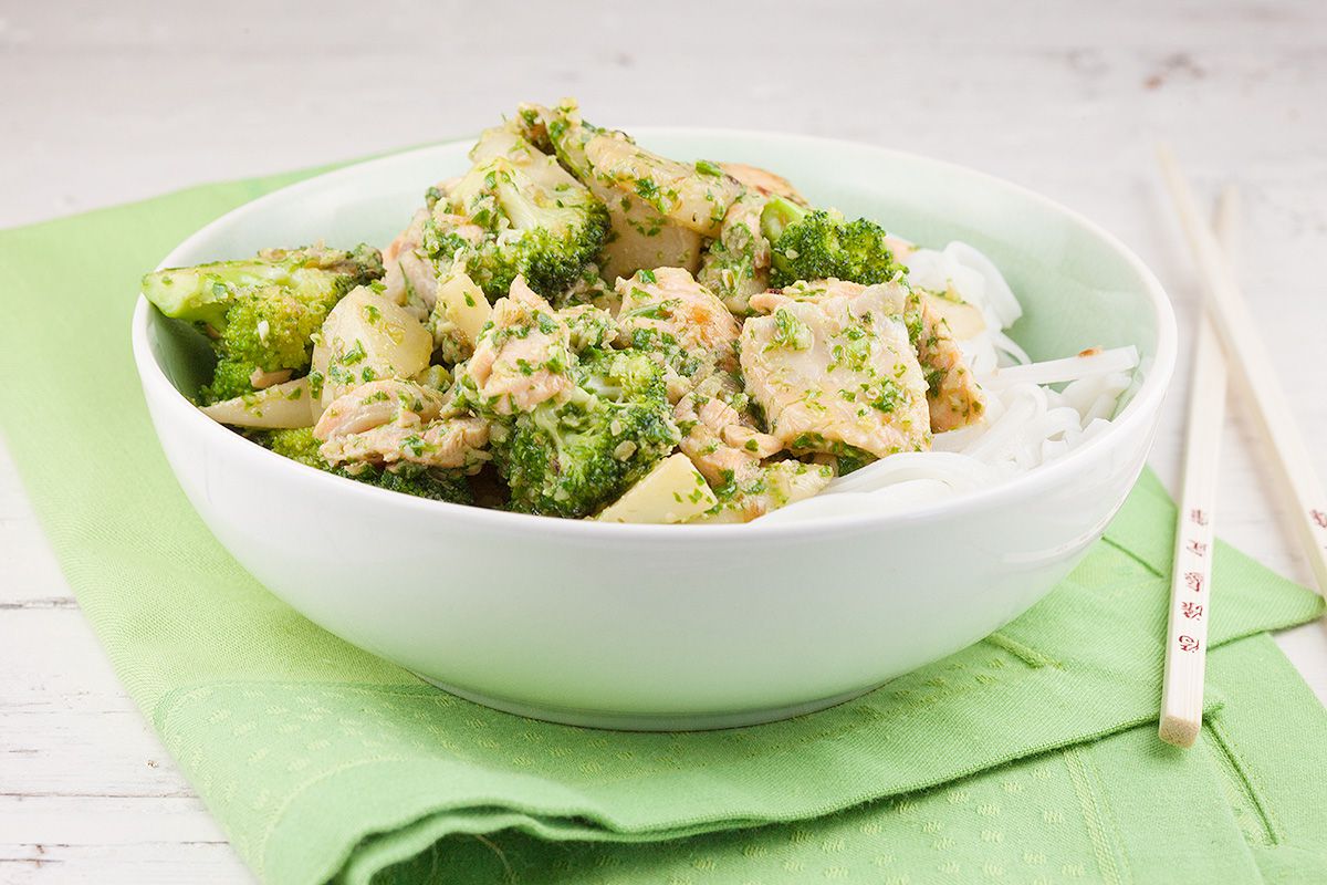 Salmon with arugula pesto and rice noodles