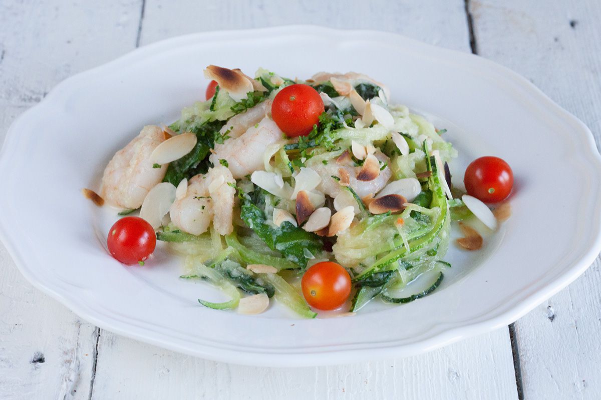 Zucchini spaghetti with shrimps and creamy cauliflower