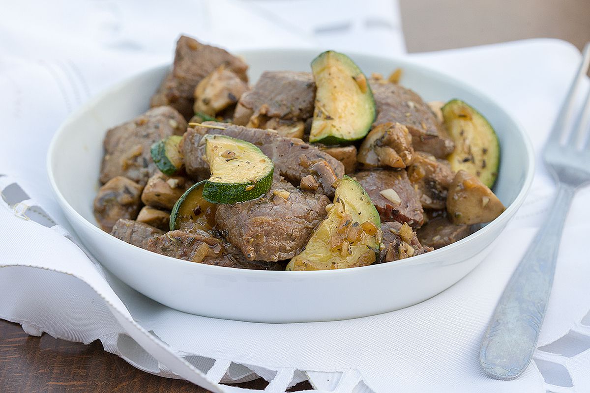 Marinated beef with zucchini and mushrooms