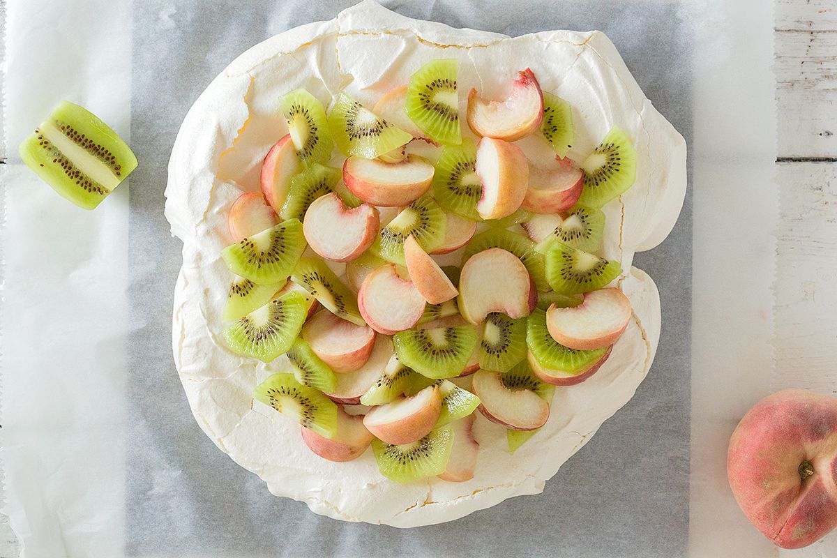 Pavlova with peaches and kiwi