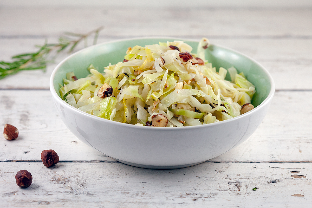 Braised cabbage with hazelnuts