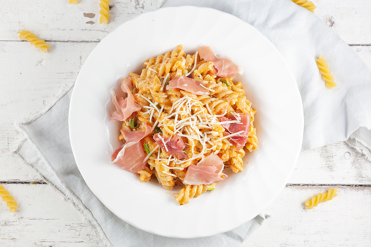 Red pesto pasta with Serrano ham