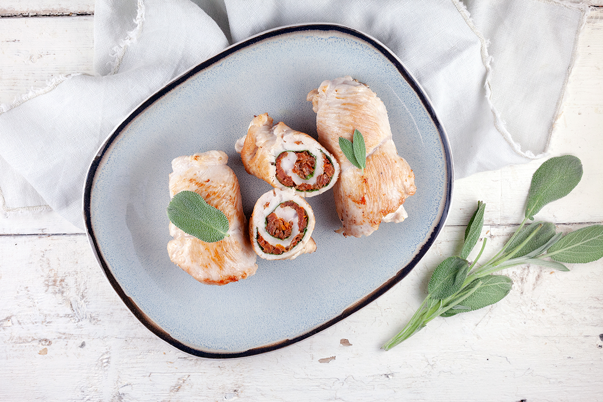 Turkey rolls with sun-dried tomatoes