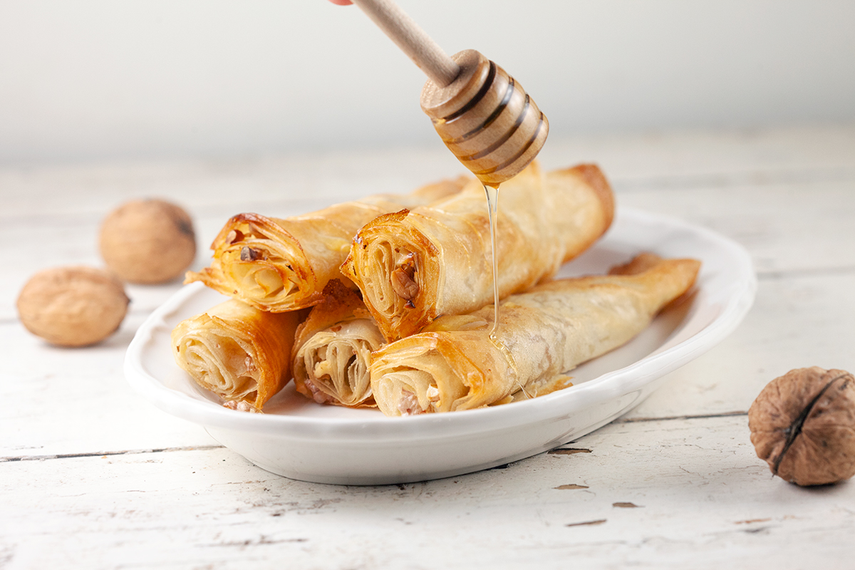 Walnut phyllo rolls